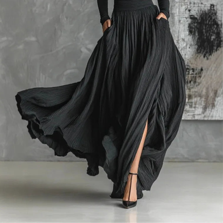 VESTIDO LARGO NEGRO PLISADO CON CUELLO ALTO KEZIAH